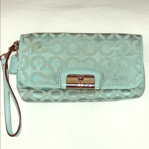 Coach Handbags - 💎👛COACH Optic Large Snap Wristlet👛💎